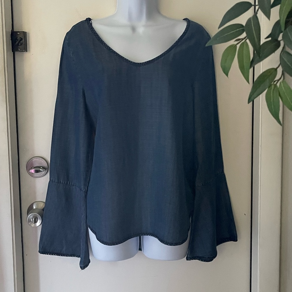 Francesca’s Blue Rain NWT - Chambray top (M)